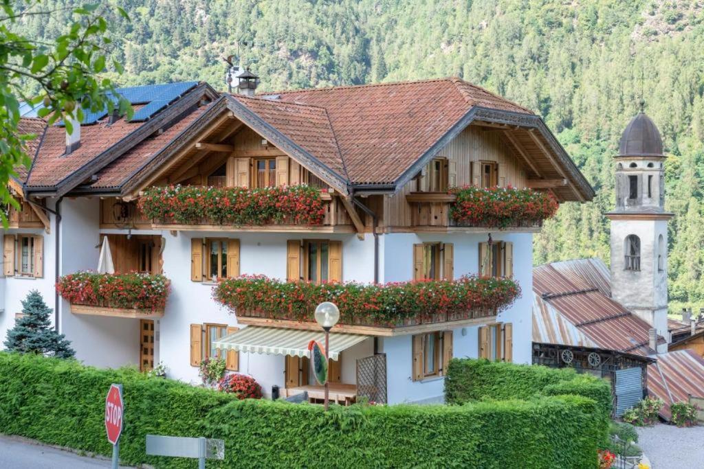 Appartamento Mansarda Patrizia E Franco Val Di Sole Commezzadura Dış mekan fotoğraf